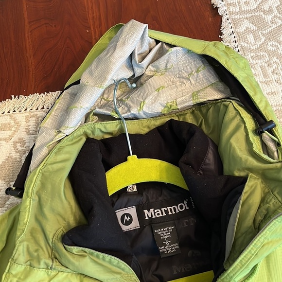 Marmot Women’s Ski Jacket in Large and Green . Great co diction except hood. - Picture 7 of 11